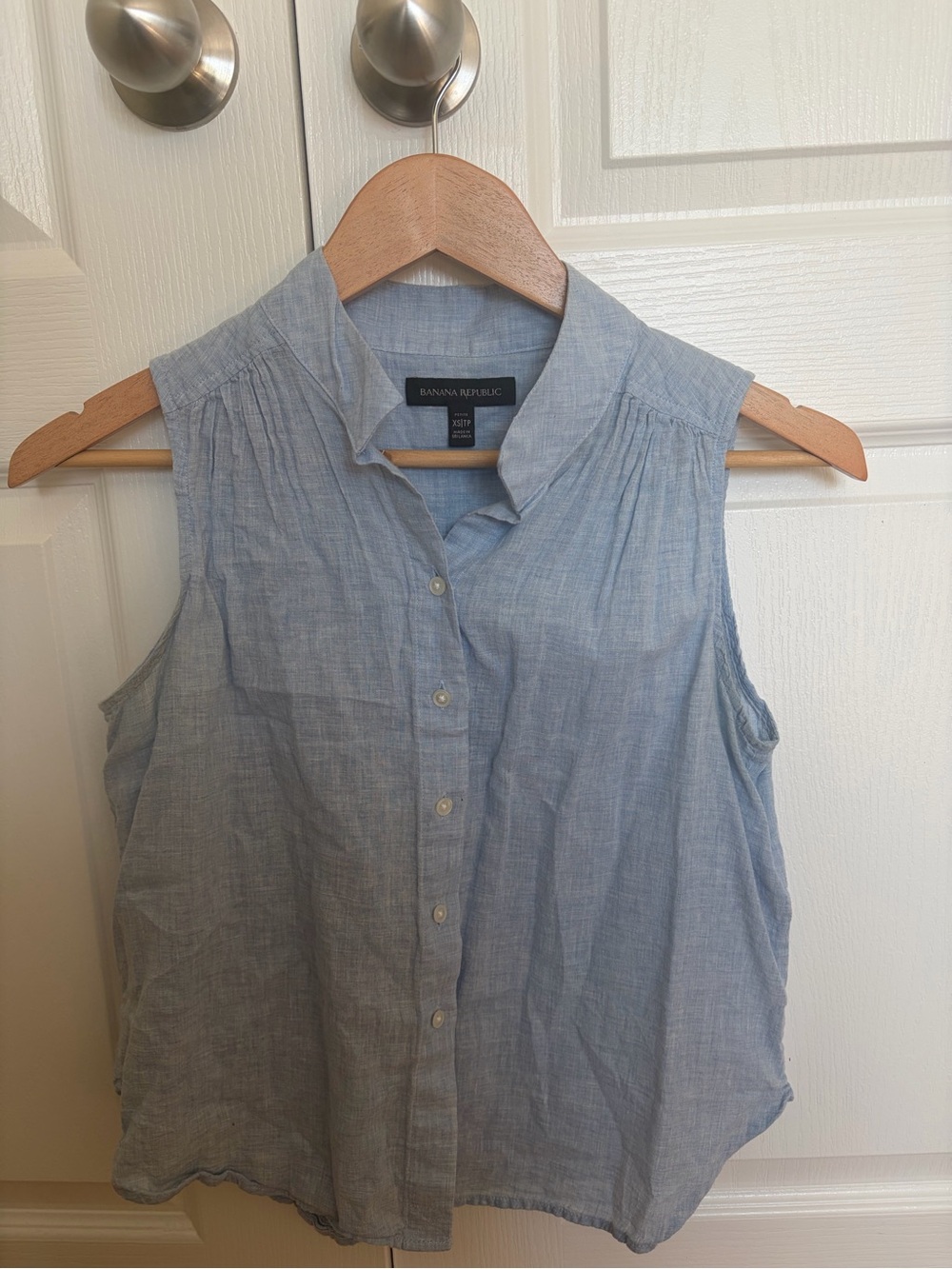 Banana Republic Chambray Sleeveless Button-Down Top in Light Blue